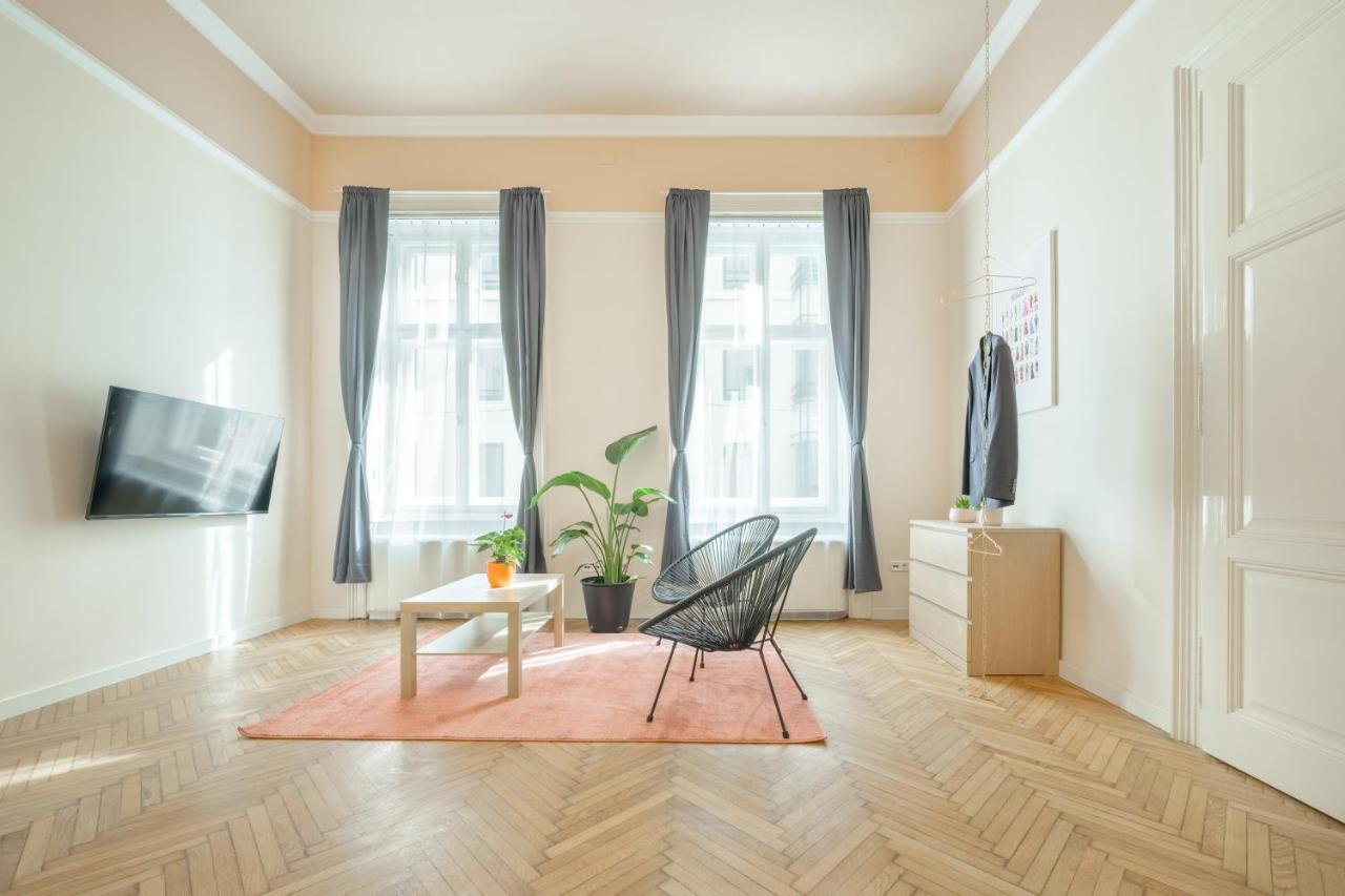 Seasons Andrassy Apartament