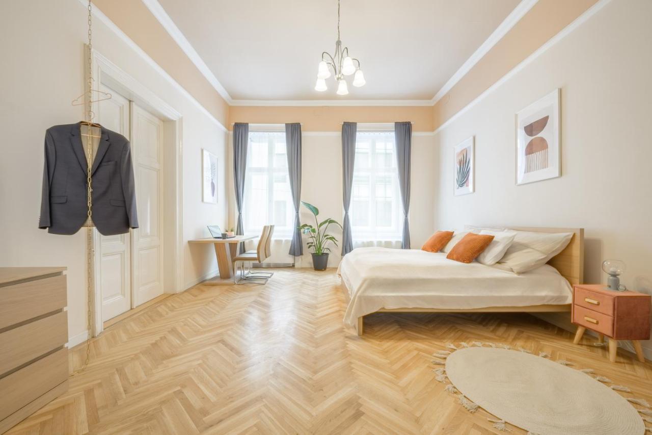 Seasons Andrassy Apartament