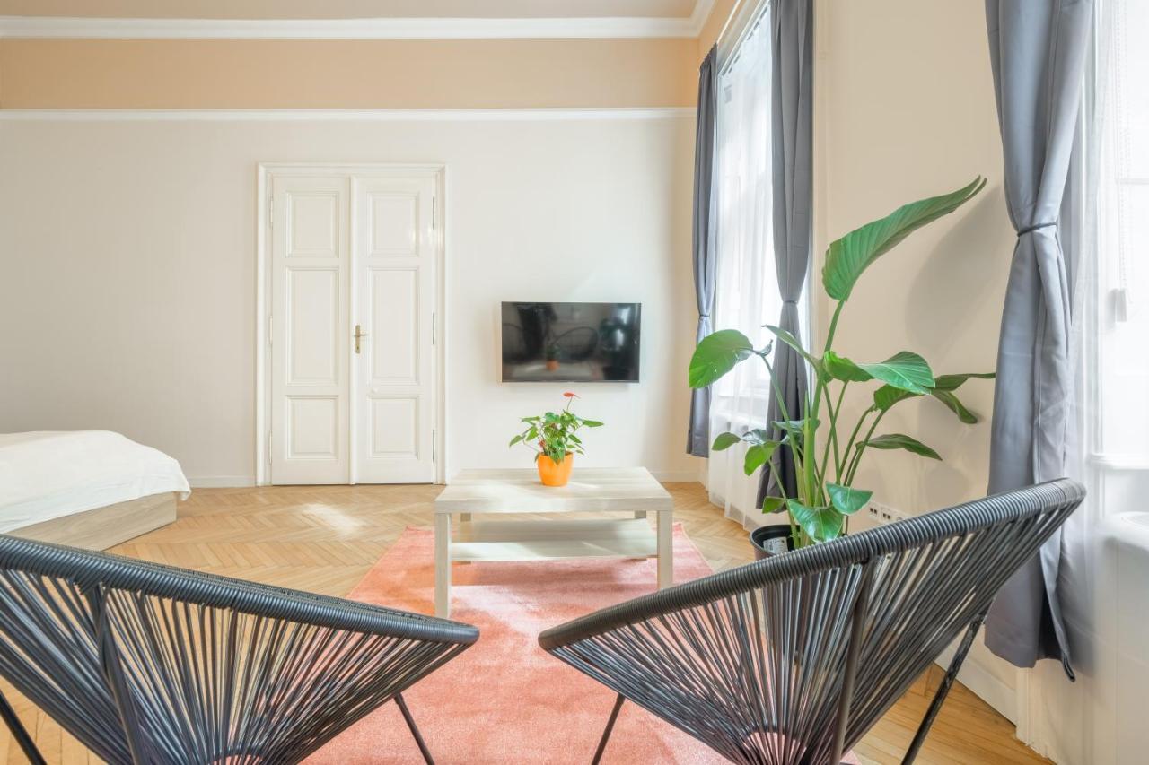 Seasons Andrassy Apartament